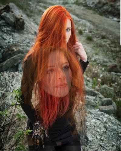 Doppeltes Rot auf Schwarz vor Felsen